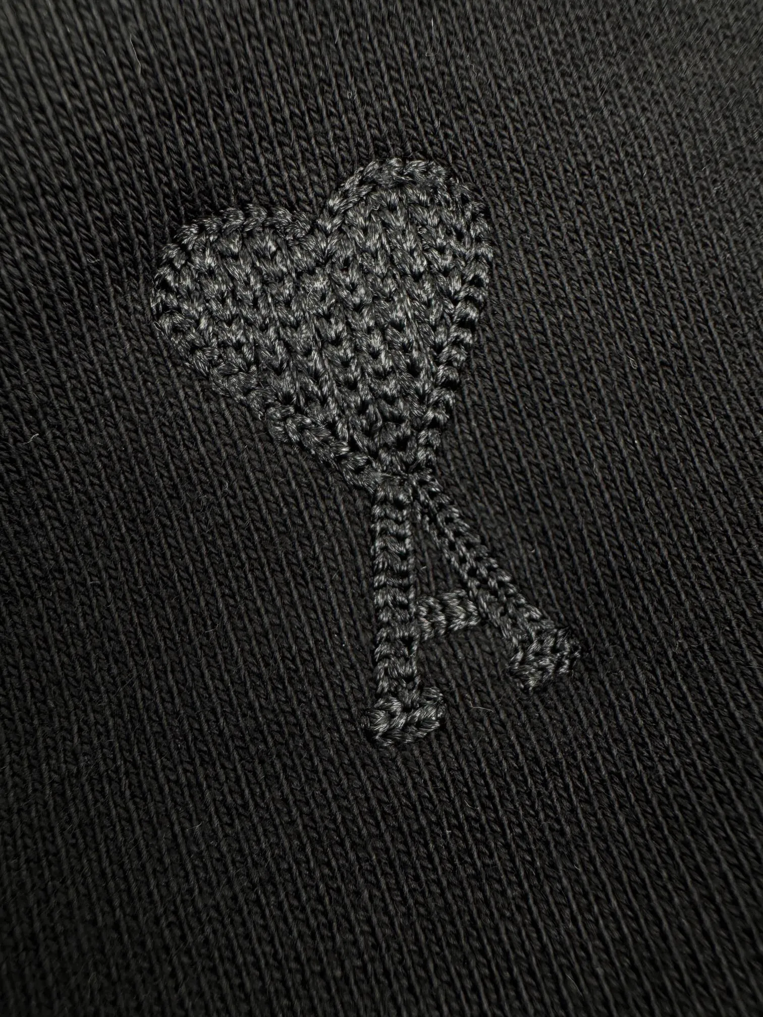 Ami Paris love embroidered shorts, custom-made luxury terry sweatpants material, full of texture, comfortable and close to the skin, black base, the same color love embroidery blooms quietly, adding brand recognition, adding a touch of romance and sweetness to the shorts, the ultimate simplification of color, Versatile color, showing taste. Process 1: Using imported machine embroidery technology, using advanced computer control systems and precision mechanical components to realize Ami love embroidery operations with high precision, smooth and delicate lines. Process 2: Ferment washing and softening uses the fermentation effect produced by mixing yeast, water and mild detergent to gently treat the fabric and improve the overall softness. Accessories: Customized 1:1 Ami corns Customized 1:1 Ami hanging clock Customized 1:1 Ami trademark Version: Loose version Size: S M L XL Style number: MM 037